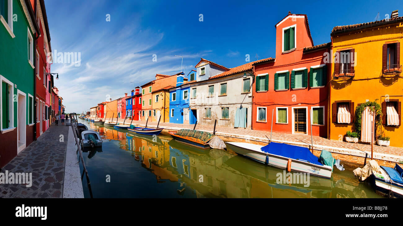 Panoramablick über die Stadt und den bunt bemalten Häusern und Kanälen in Burano, Venedig, Italien, Europa Stockfoto