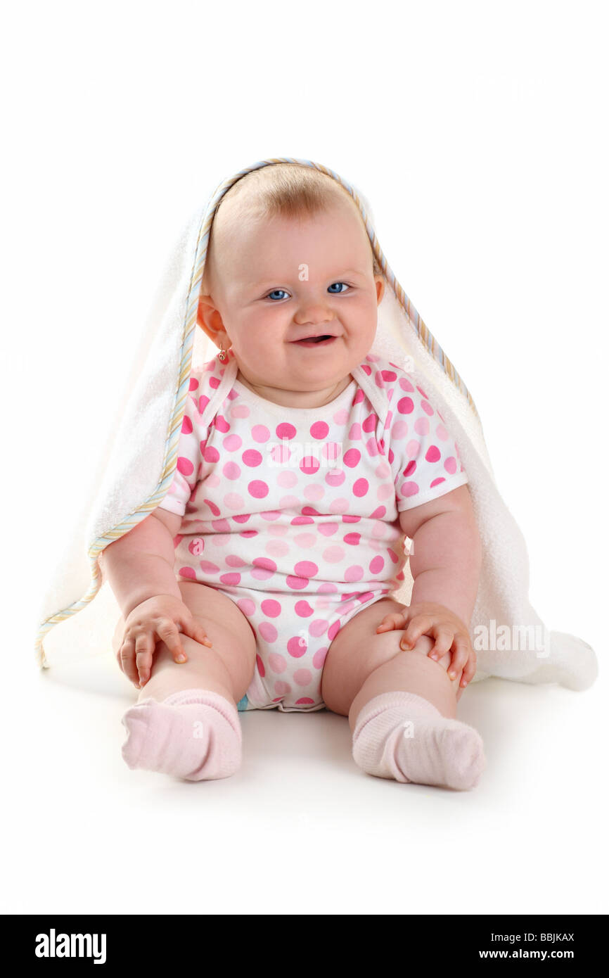 Süß lächelnden Baby unter Handtuch isoliert auf weiß mit Schatten Stockfoto