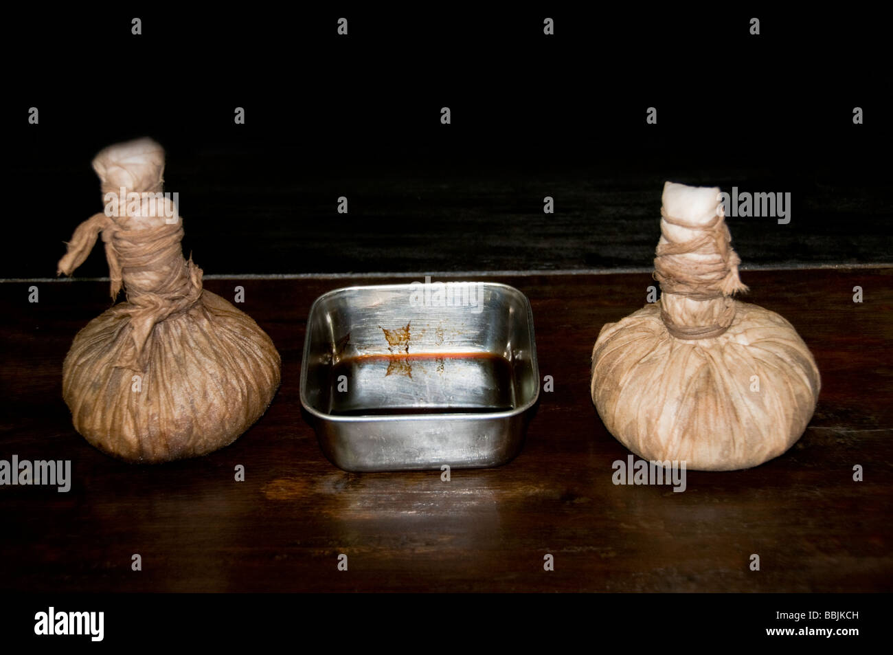 Kräuter-Taschen oder Kischi verwendet für Ayurveda Massage, Ayurveda-Behandlung, Kerala Indien Stockfoto