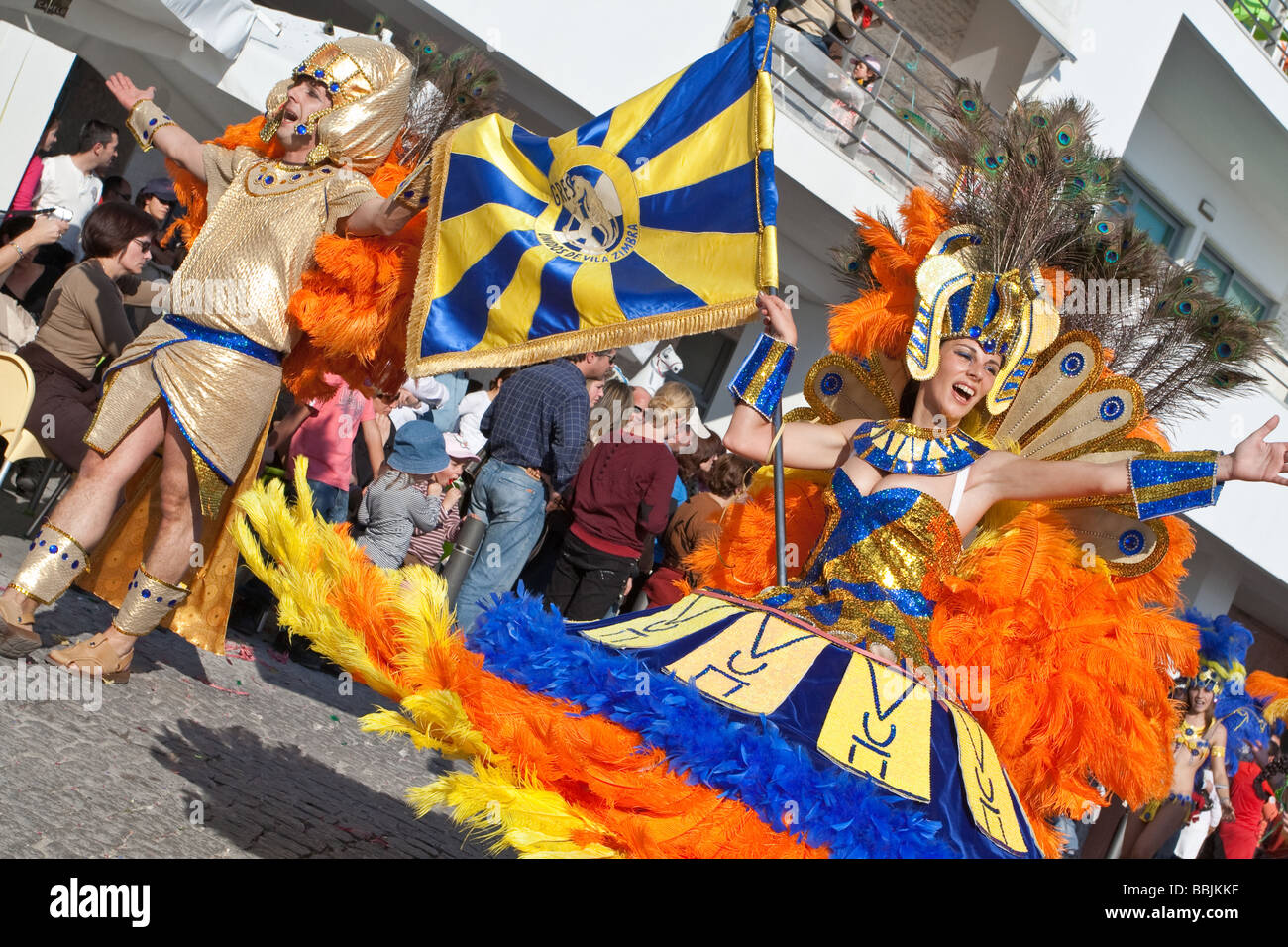 "Porta Bandeira" und "Mestre Sala" Zeichen, ausstellen der Flagge einer brasilianischen Samba-Schule in Sesimbra Karneval (Portugal) Stockfoto