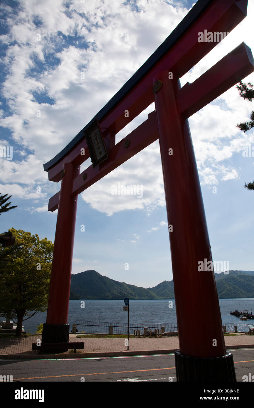 Torii am See Chuzenji Stockfoto