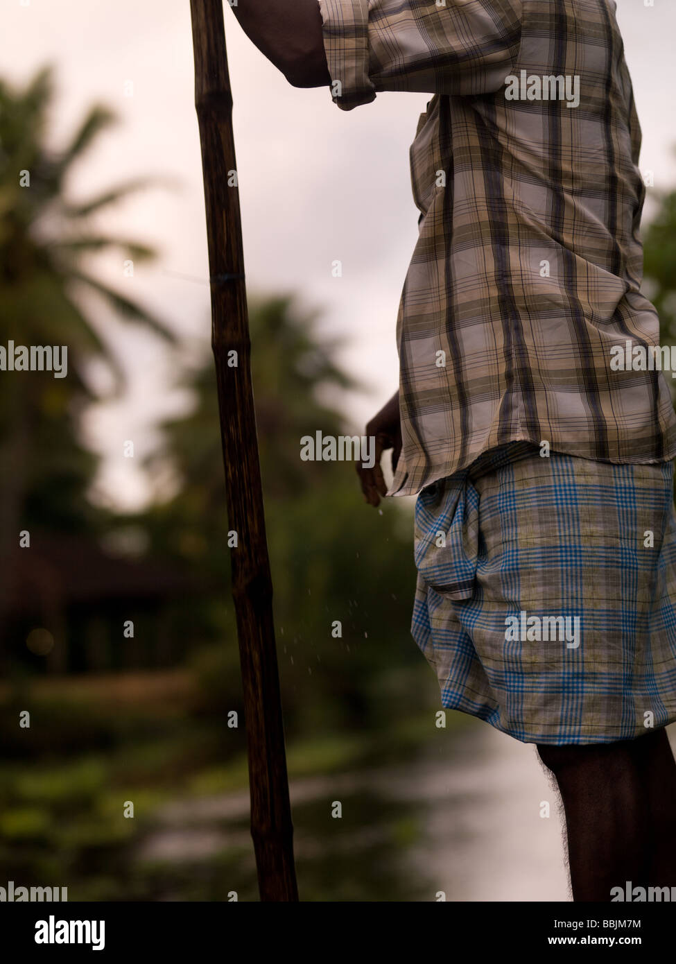 Mann sein Ruderboot im Rückstau, Kerala, Südindien Stockfoto