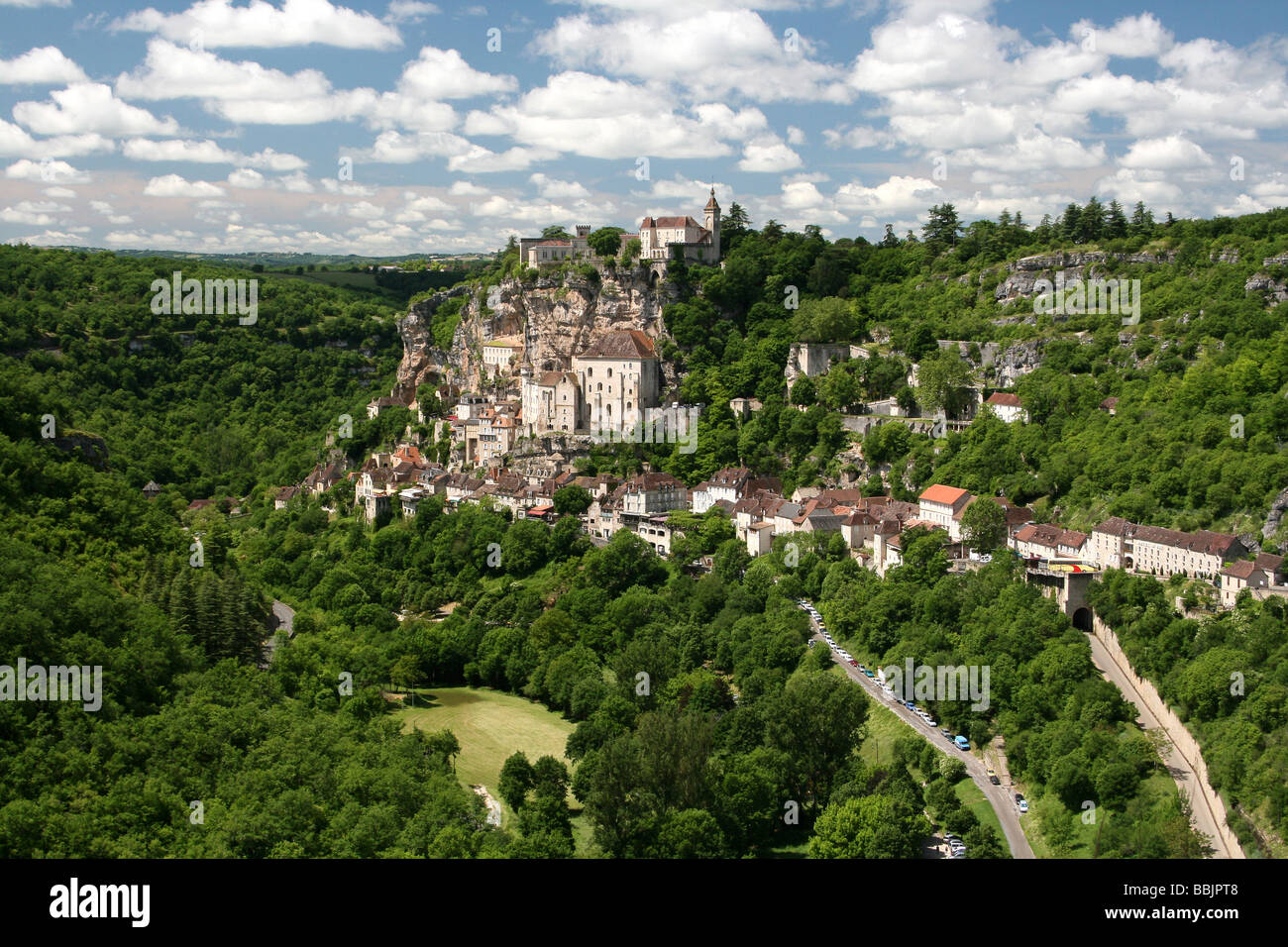 Rocamadour befindet sich In A Schlucht über A Steuerbares von der Fluss Dordogne, Lot, Midi-Pyrenäen, Frankreich Stockfoto