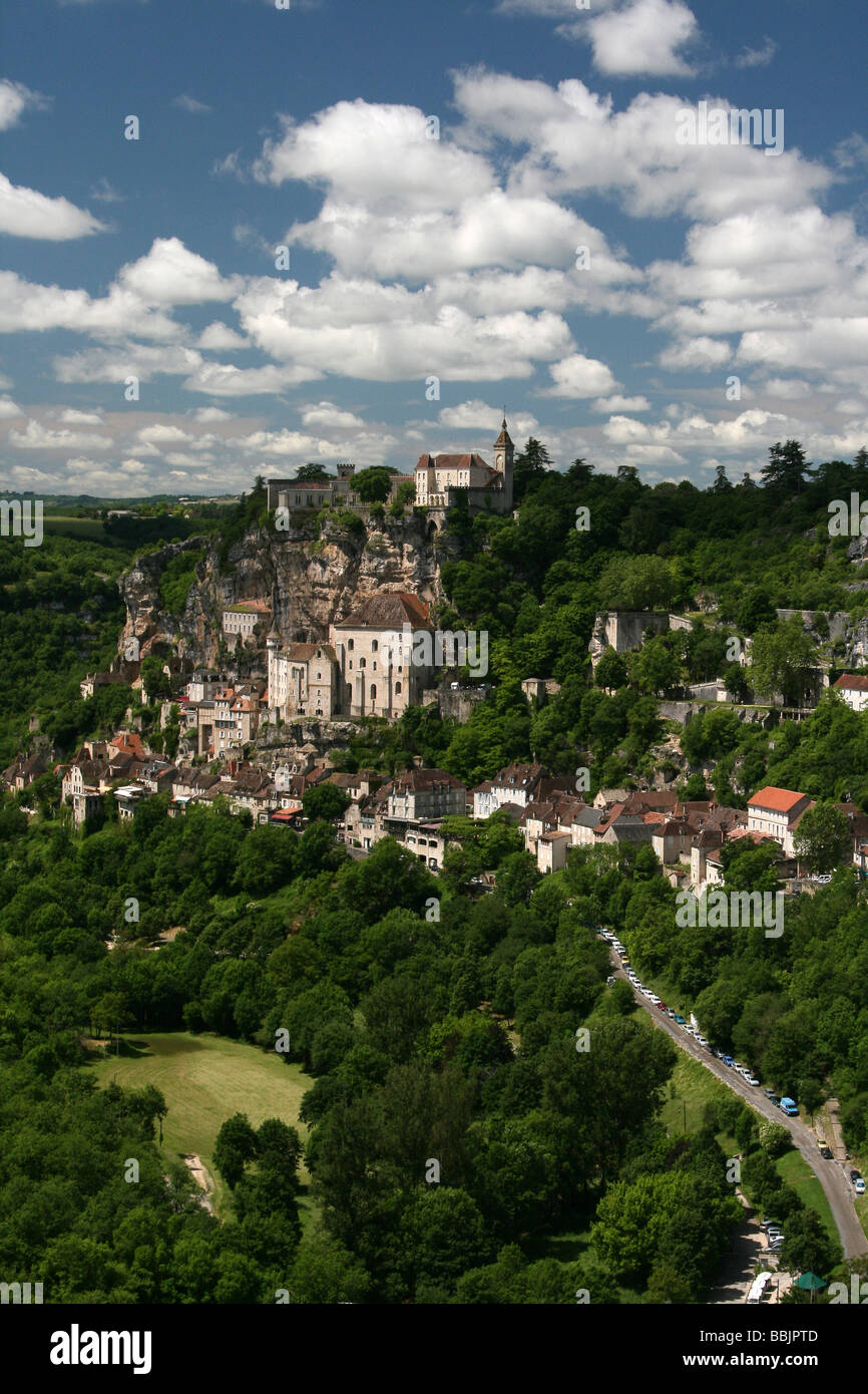 Rocamadour befindet sich In A Schlucht über A Steuerbares von der Fluss Dordogne, Lot, Midi-Pyrenäen, Frankreich Stockfoto