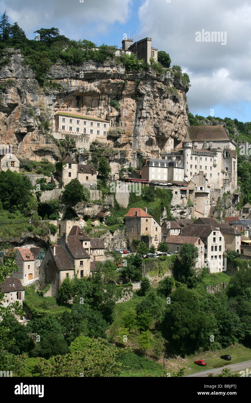 Rocamadour befindet sich In A Schlucht über A Steuerbares von der Fluss Dordogne, Lot, Midi-Pyrenäen, Frankreich Stockfoto