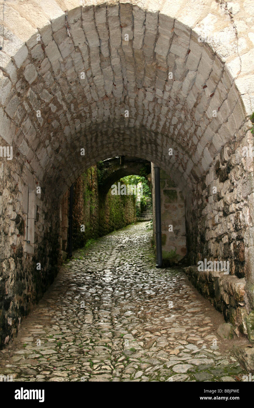Stein gewölbt Tunnel entlang einer schmalen Straße In Saint-Cirq Lapopie, Midi-Pyrenäen, Frankreich Stockfoto