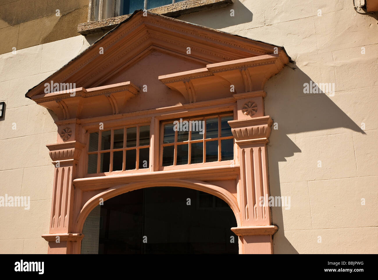 Kunstvolle Architektur Tür Vordach mit offenen Giebel Stockfoto