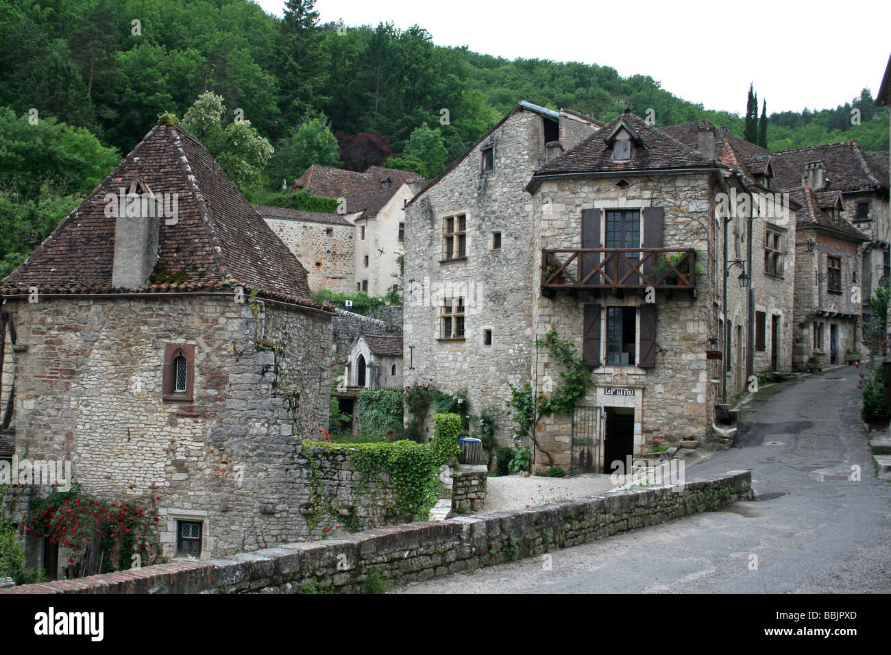 Mittelalterliche Steinhäuser In das Dorf Saint-Cirq Lapopie neben dem Fluss Lot, Midi-Pyrenäen, Frankreich Stockfoto