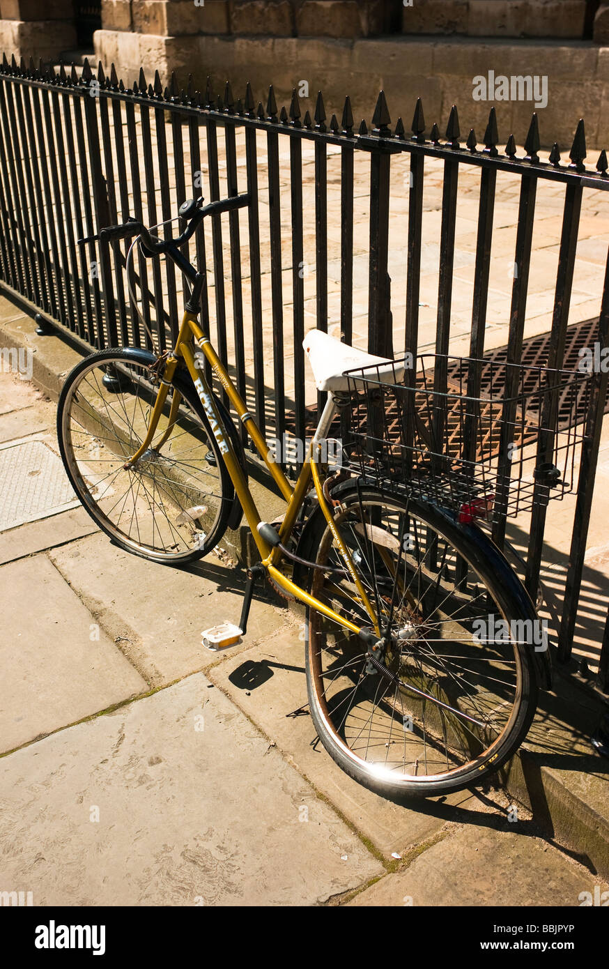 Royale Hawk handgefertigte Icycle beschädigt, während auf Geländer in Oxford England gesichert Stockfoto