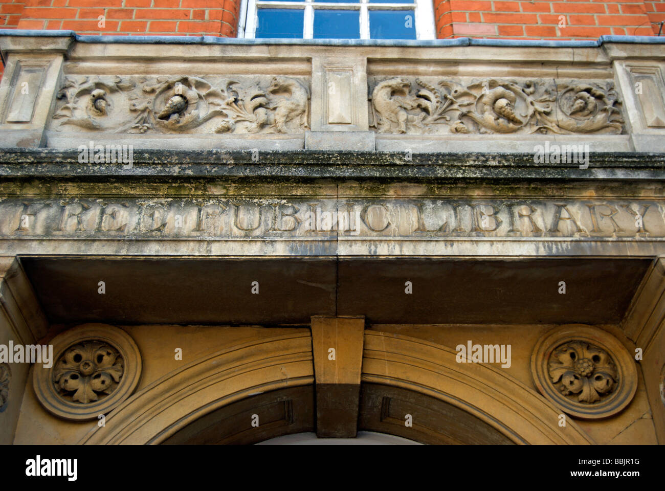 freie öffentliche Bibliothek, die Inschrift über dem Eingang zum 1887 Wimbledon Bibliothek, Südwesten von London, england Stockfoto