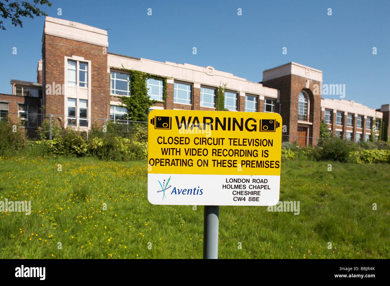 Aventis Gebäude mit Warnung anmelden Holmes Chapel UK Stockfoto