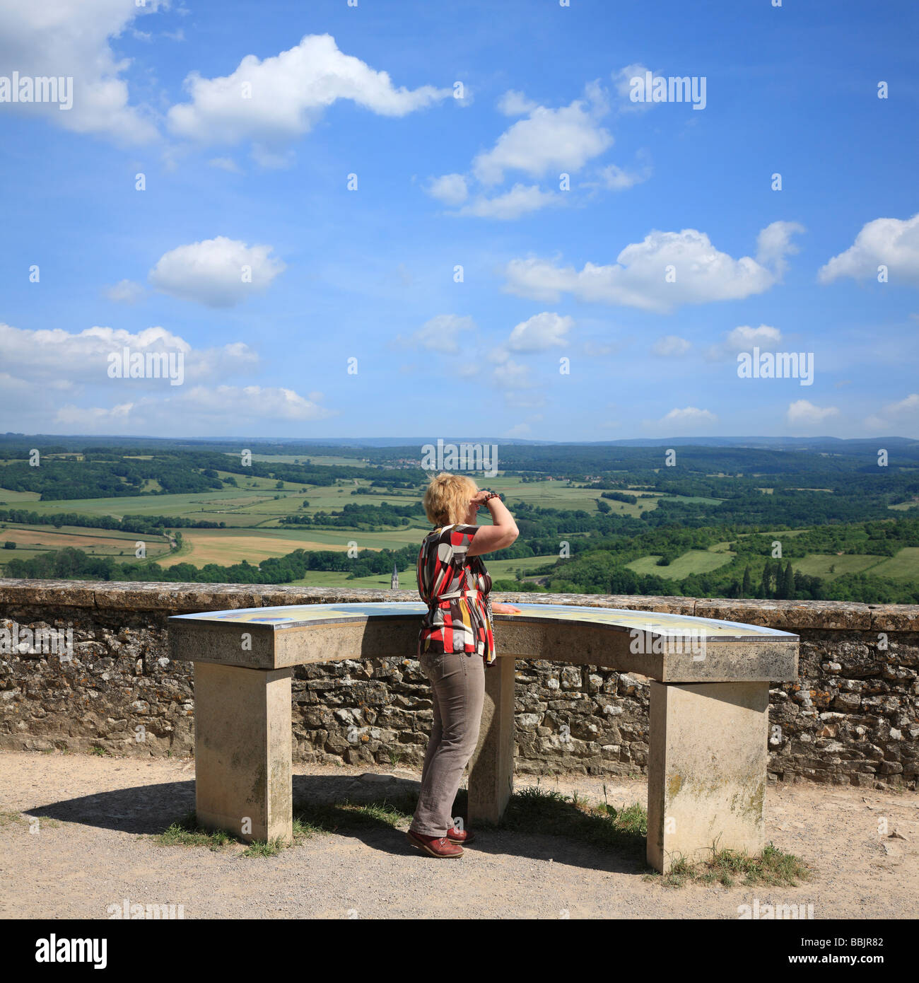 Touristen am Tisch der Orientierung auf der Terrasse an Vezelay, Burgund, Frankreich... Stockfoto