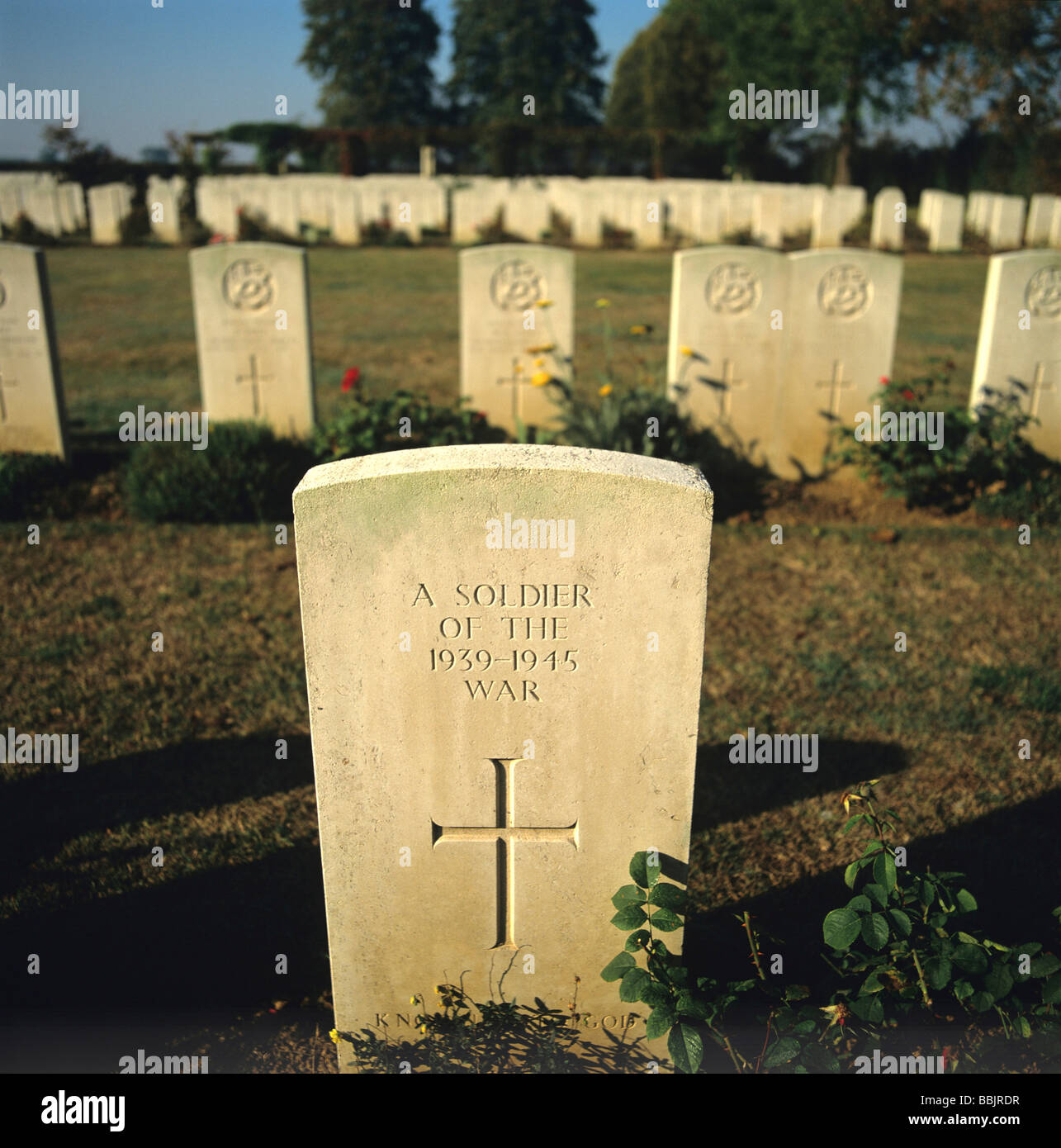 Grab des unbekannten Soldaten auf dem Commonwealth Military Cemetery in Hermanville-Sur-Mer, Normandie, Frankreich Stockfoto