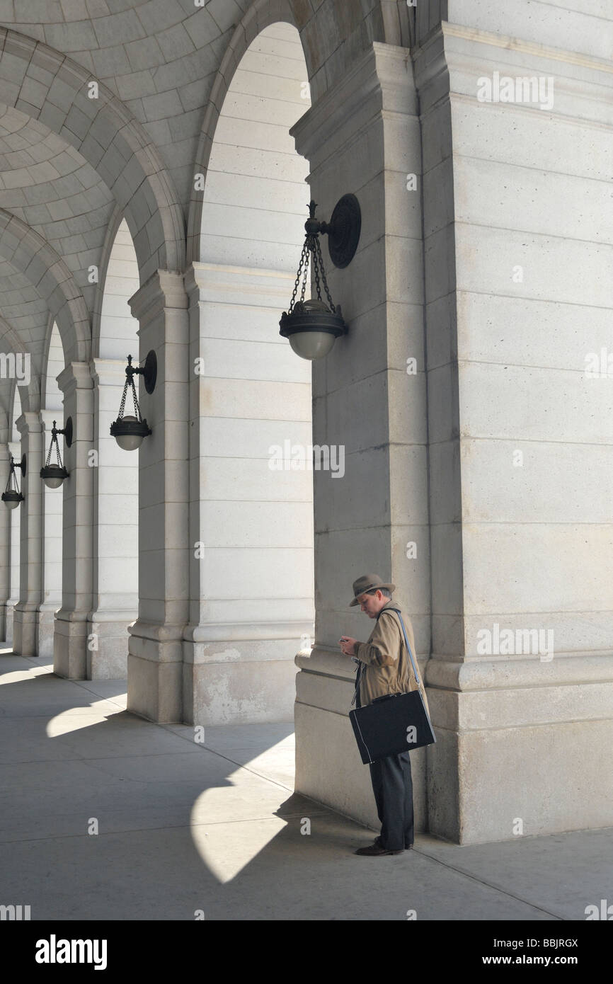 Mann überprüfen sein Blackberry außerhalb der Washington DC Bahnhof Washington DC USA Stockfoto