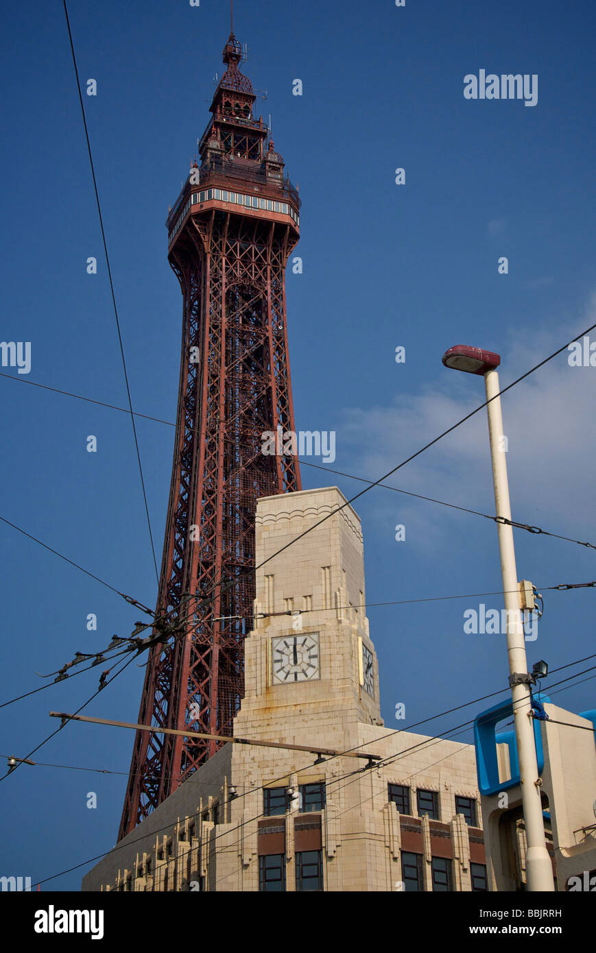 Blackpool Tower mit obenliegenden Straßenbahn Drähten und Art-Deco-Gebäude Stockfoto