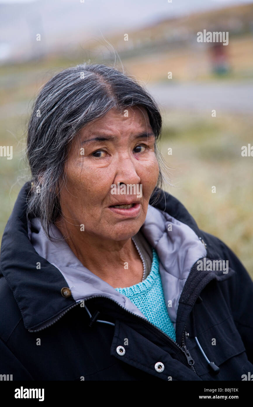 Frau auf der Straße, Narsaq, Süd-Grönland Stockfoto