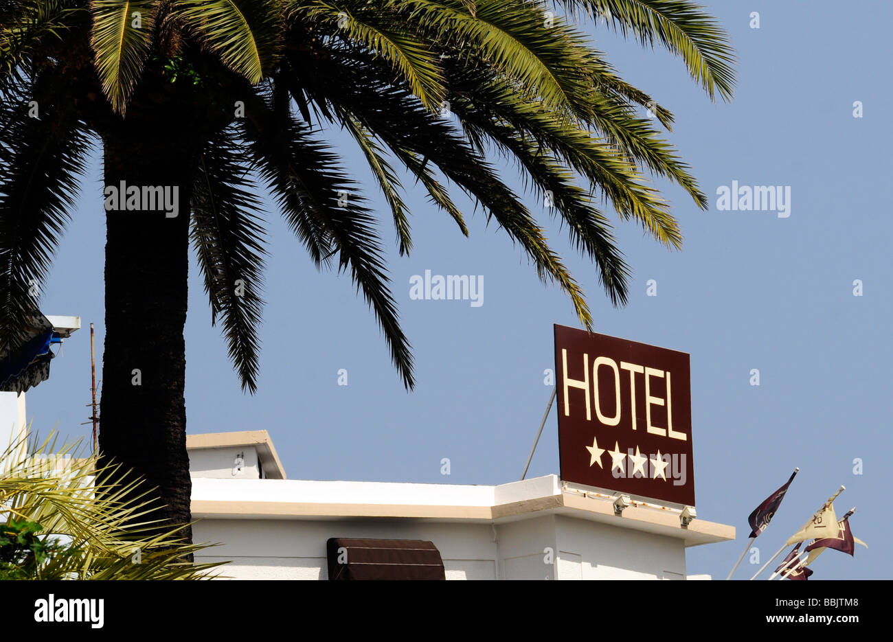 Ein 4-Sterne Hotel Zeichen vor einem blauen Himmel und Palmen Baum Hintergrund, in Cannes, Côte d ' Azur, Südfrankreich Stockfoto