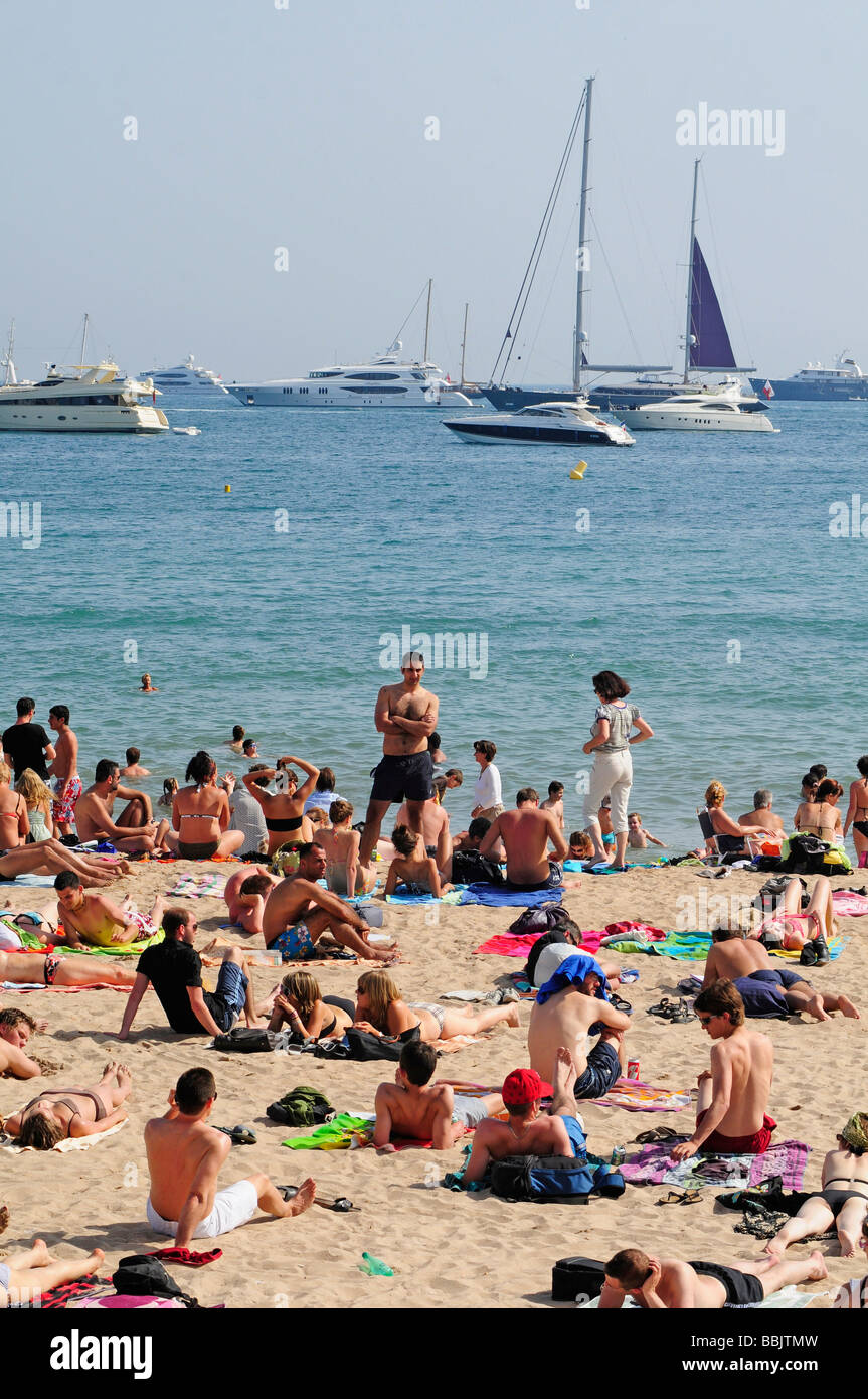 Der Hauptstrand im Zentrum von Cannes, Côte d ' Azur, während das berühmte Filmfestival (siehe viele Yachten im Hintergrund) Stockfoto