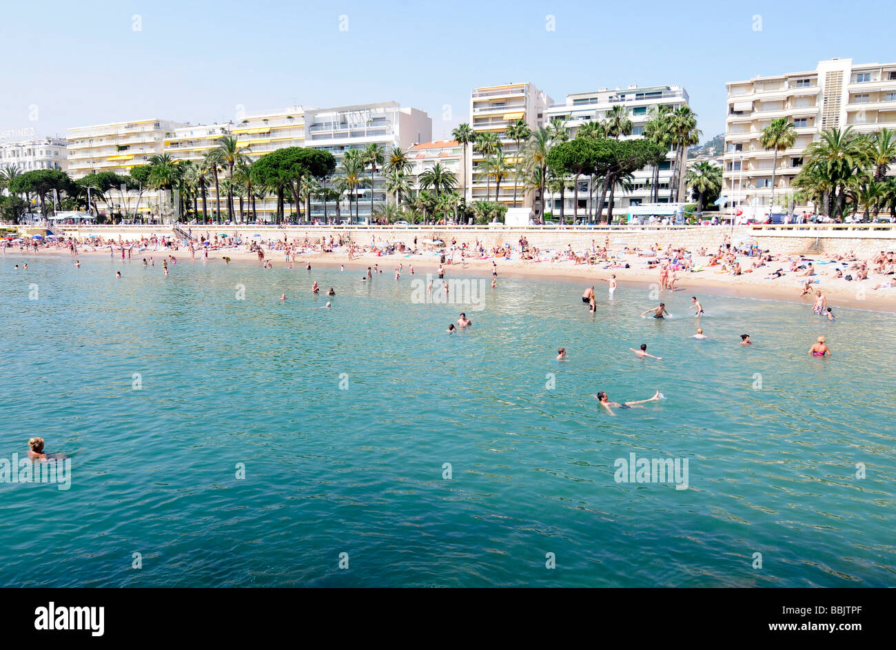 Der Hauptstrand an der Croisette, im Zentrum von Cannes, Côte d ' Azur, während das berühmte Filmfestival. Süd-Frankreich. Stockfoto