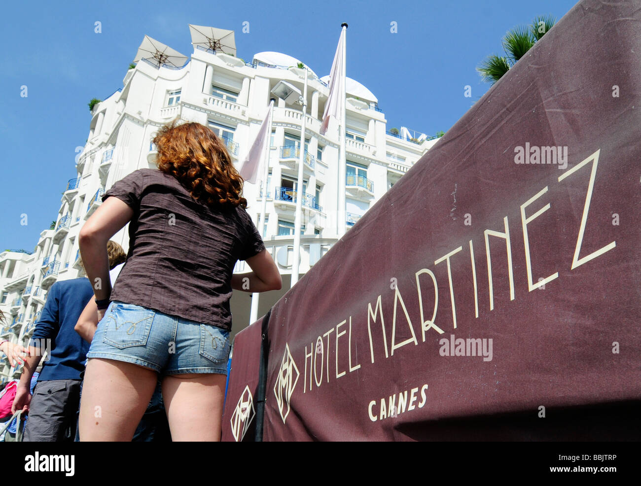 Fans warten Kino Stars außerhalb der Martinez, ein Palasthotel in Cannes, Frankreich, während der Cannes-Film-Kino. Stockfoto