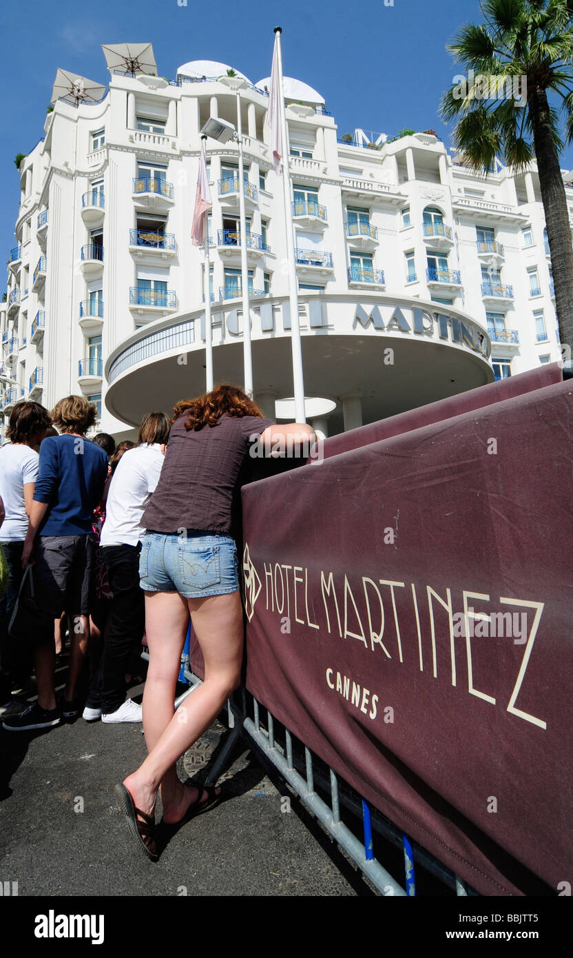 Fans warten Kino Stars außerhalb der Martinez, ein Palasthotel in Cannes, Frankreich, während der Cannes-Film-Kino. Stockfoto