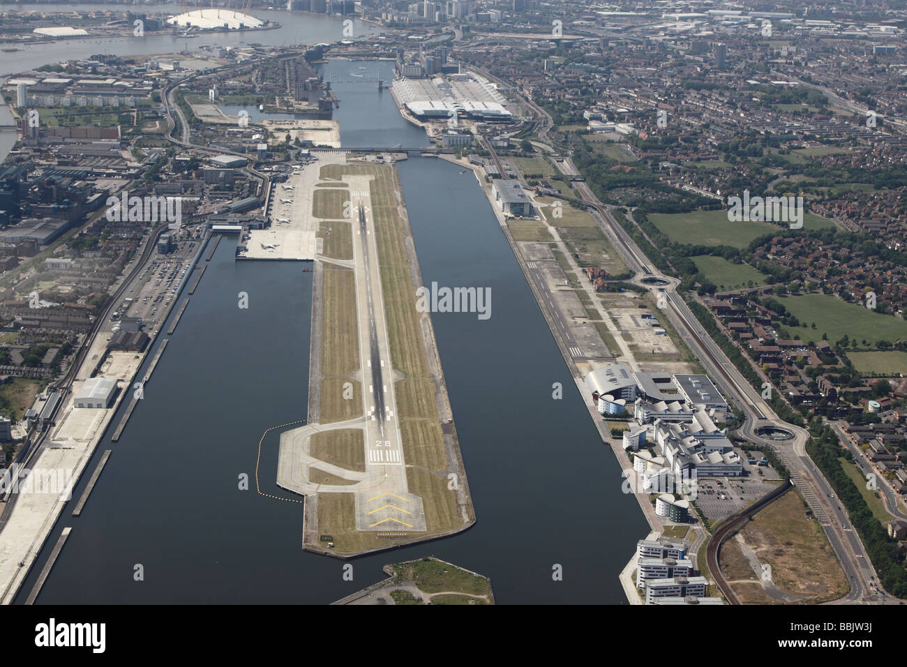 London City Airport Aerial Schuss aus dem Osten mit Blick auf die Stadt mit der O2-Arena und der Themse im Hintergrund Stockfoto