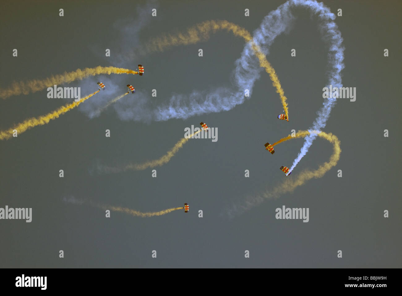 Die Fallschirm-Regiment Freifall TeamDie Red Devils Fallschirmspringen Display Team Southend Air show Essex England uk Europa Stockfoto