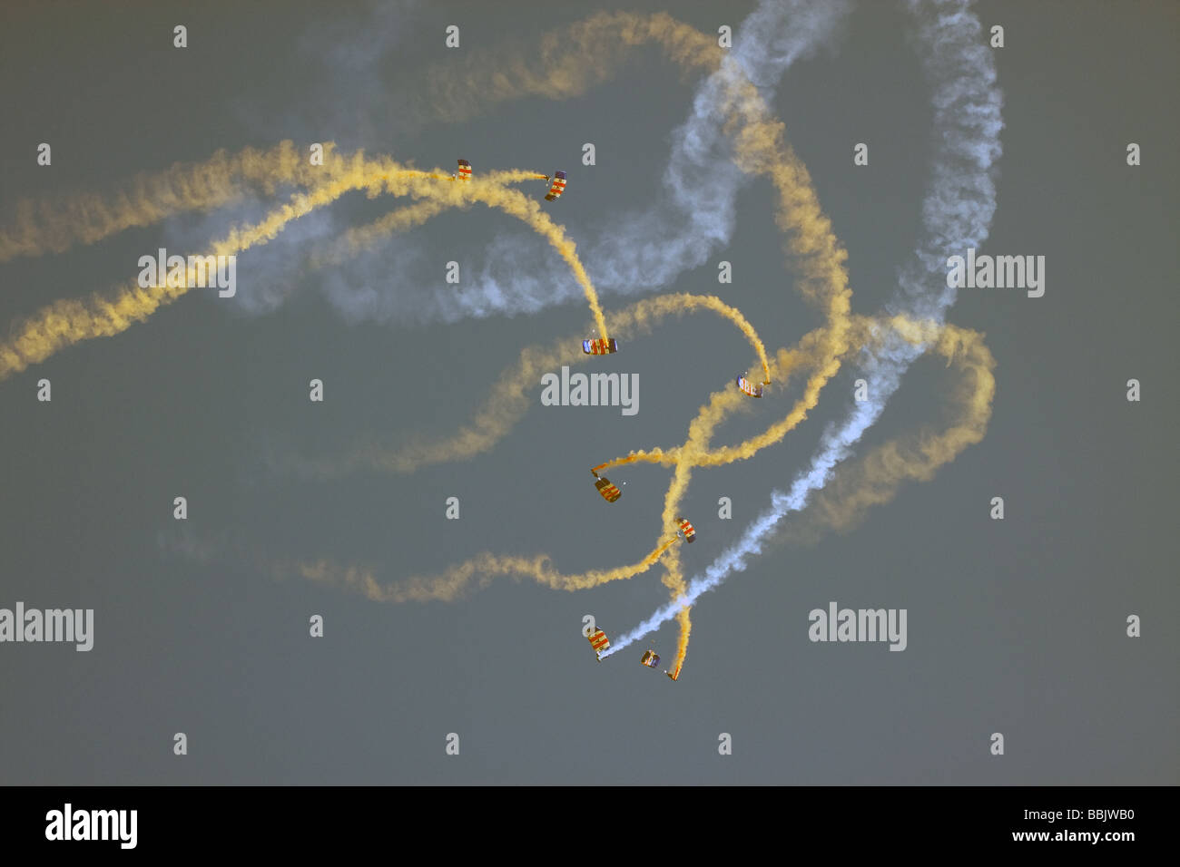 Die Fallschirm-Regiment Freifall TeamDie Red Devils Fallschirmspringen Display Team Southend Air show Essex England uk Europa Stockfoto