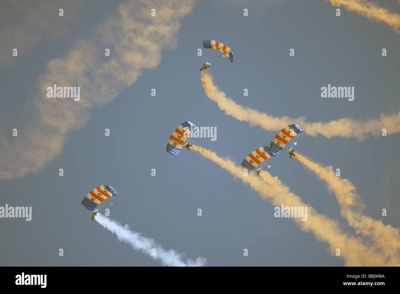 Die Fallschirm-Regiment Freifall TeamDie Red Devils Fallschirmspringen Display Team Southend Air show Essex England uk Europa Stockfoto