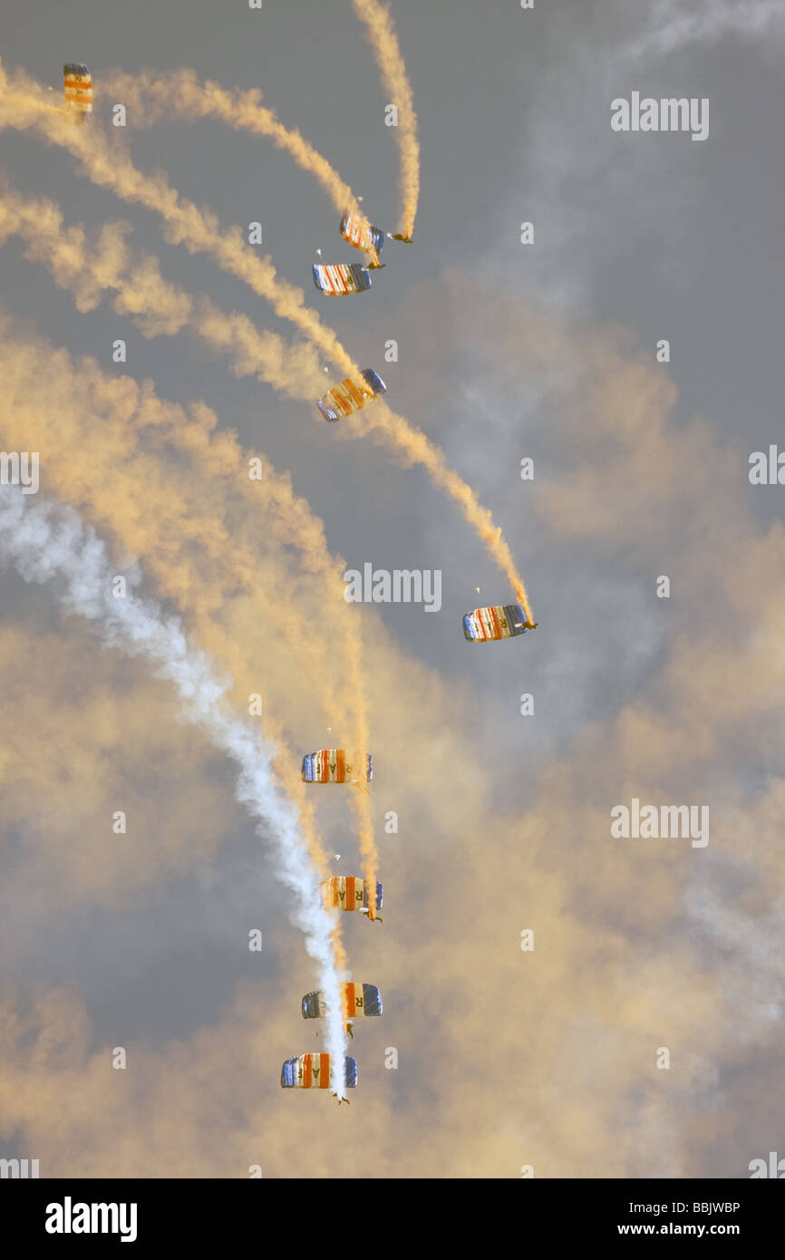 Die Fallschirm-Regiment Freifall TeamDie Red Devils Fallschirmspringen Display Team Southend Air show Essex England uk Europa Stockfoto
