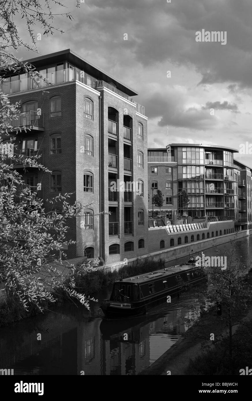 Schwarz / weiß Format Porträtbild des Kanals, ein Boot und eine moderne Wohnsiedlung Walton gut unterwegs in Oxford Stockfoto