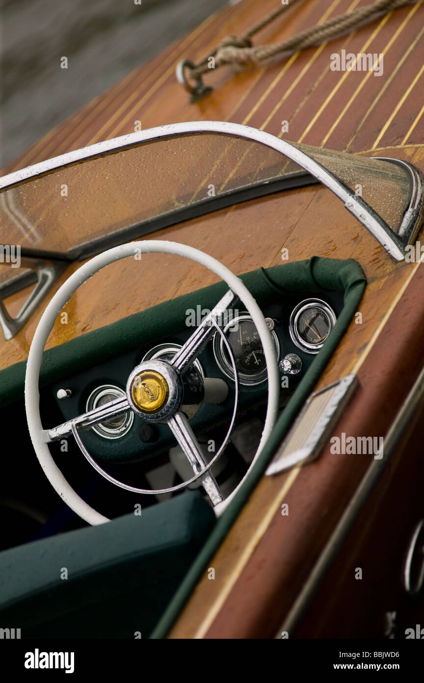 Ruder & Steuerelemente auf einem klassischen Holzboot Stockfoto