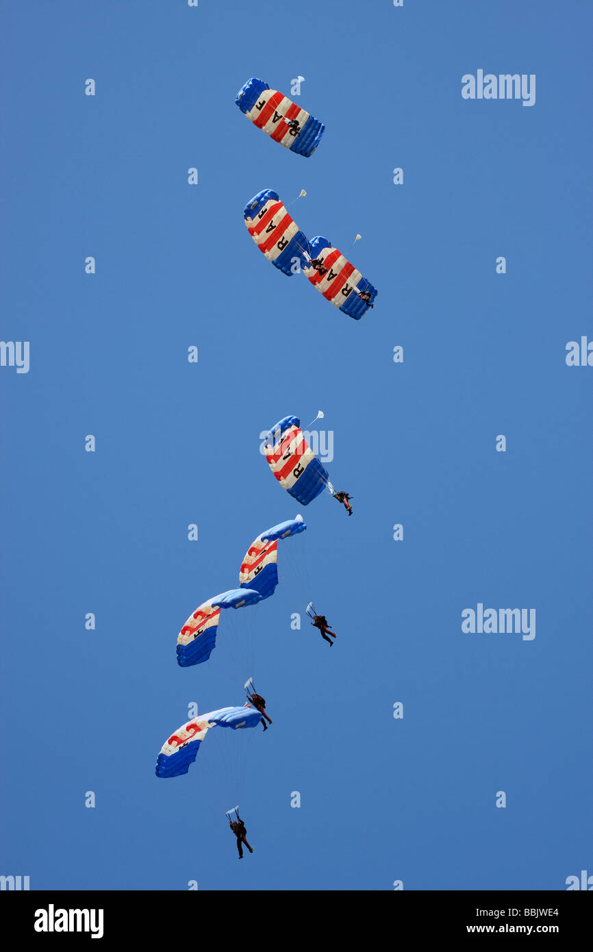 Die Fallschirm-Regiment Freifall TeamDie Red Devils Fallschirmspringen Display Team Southend Air show Essex England uk Europa Stockfoto