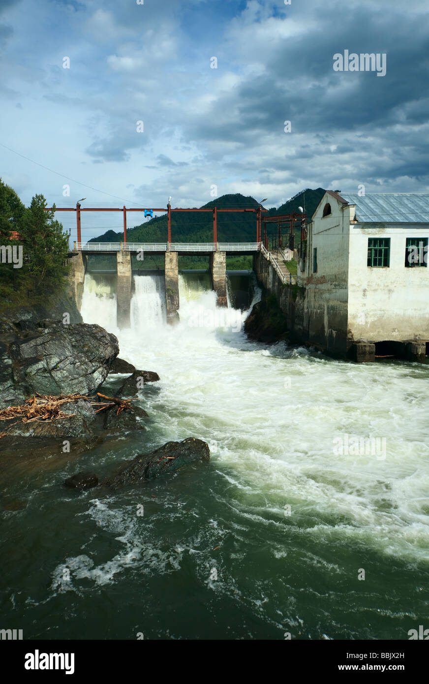 Wasserkraftwerk Katun Fluss Chemal Altay russische Fedration Stockfoto