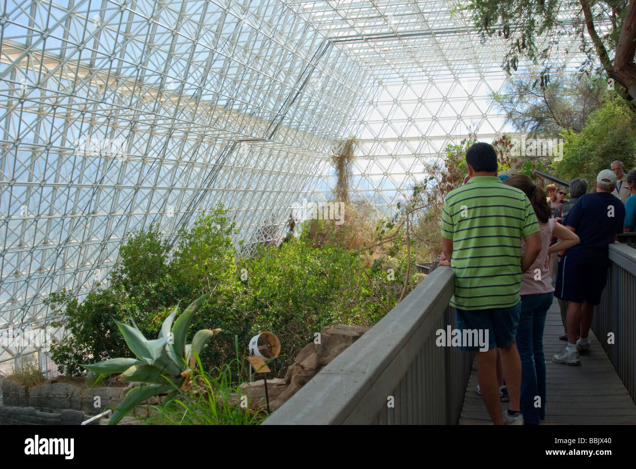 USA Arizona Oracle Biosphäre 2 Ozean Biom Besucher anhören Leitfaden Lebensraum Wohnräume und verglaste Umgebungen Stockfoto