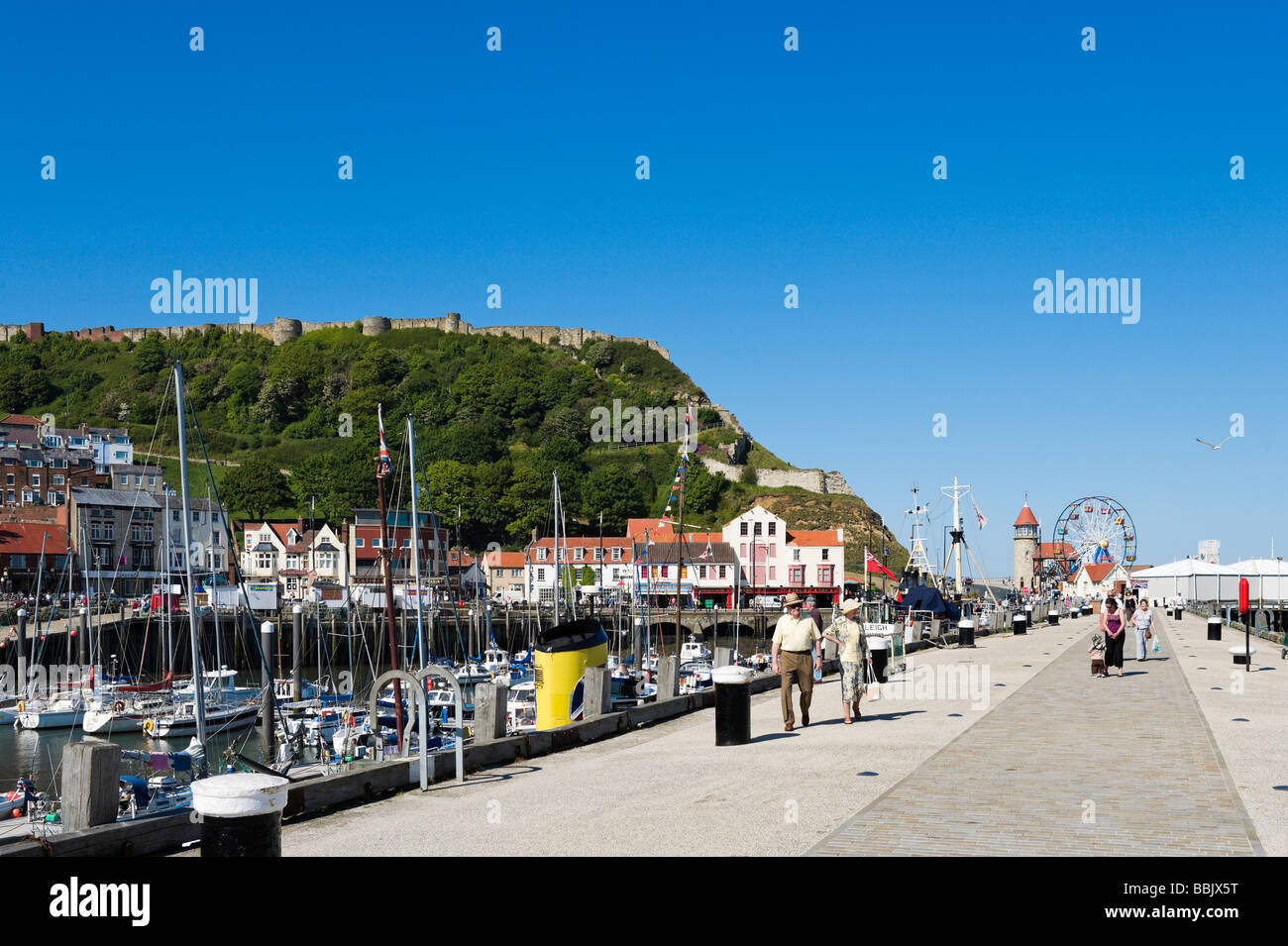 Burg und Altstadt von der Ostküste Kai, Scarborough, North Yorkshire, England Stockfoto