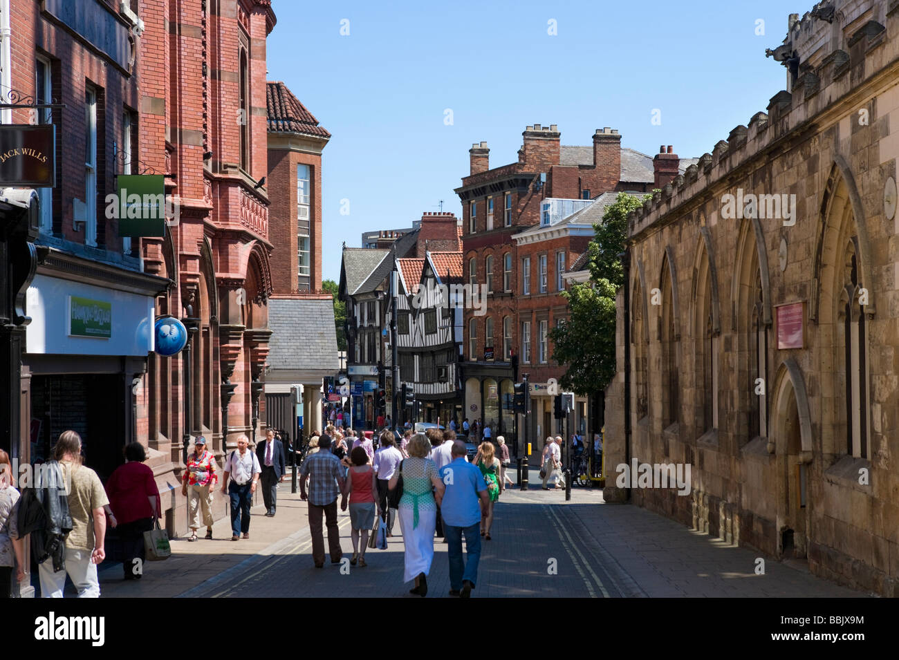 Geschäfte auf der hohe Ousegate in der Nähe von All Saints Church in der Innenstadt, York, North Yorkshire, England Stockfoto