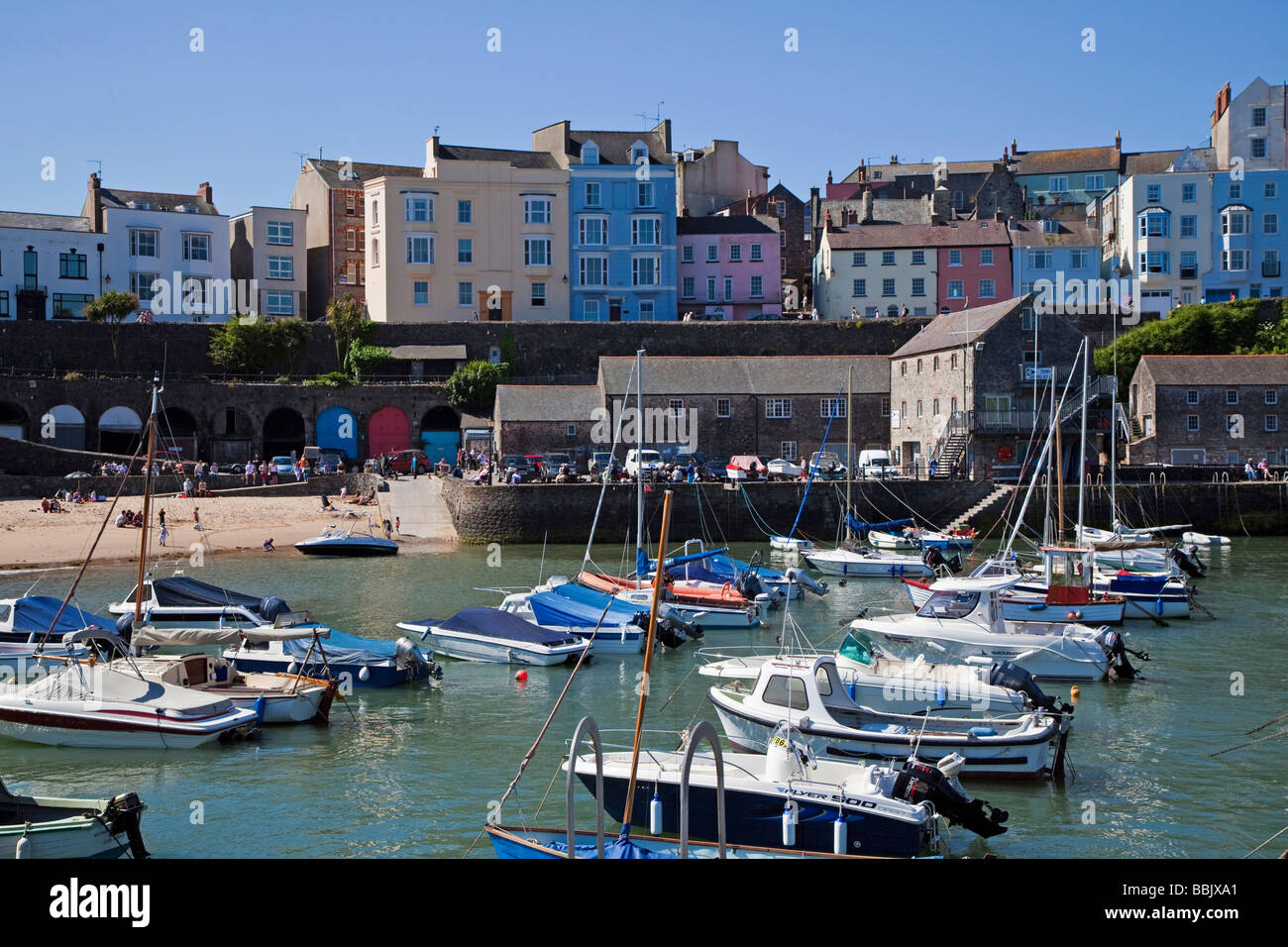 Boote im Hafen von Tenby, Pembrokeshire, Wales Stockfoto