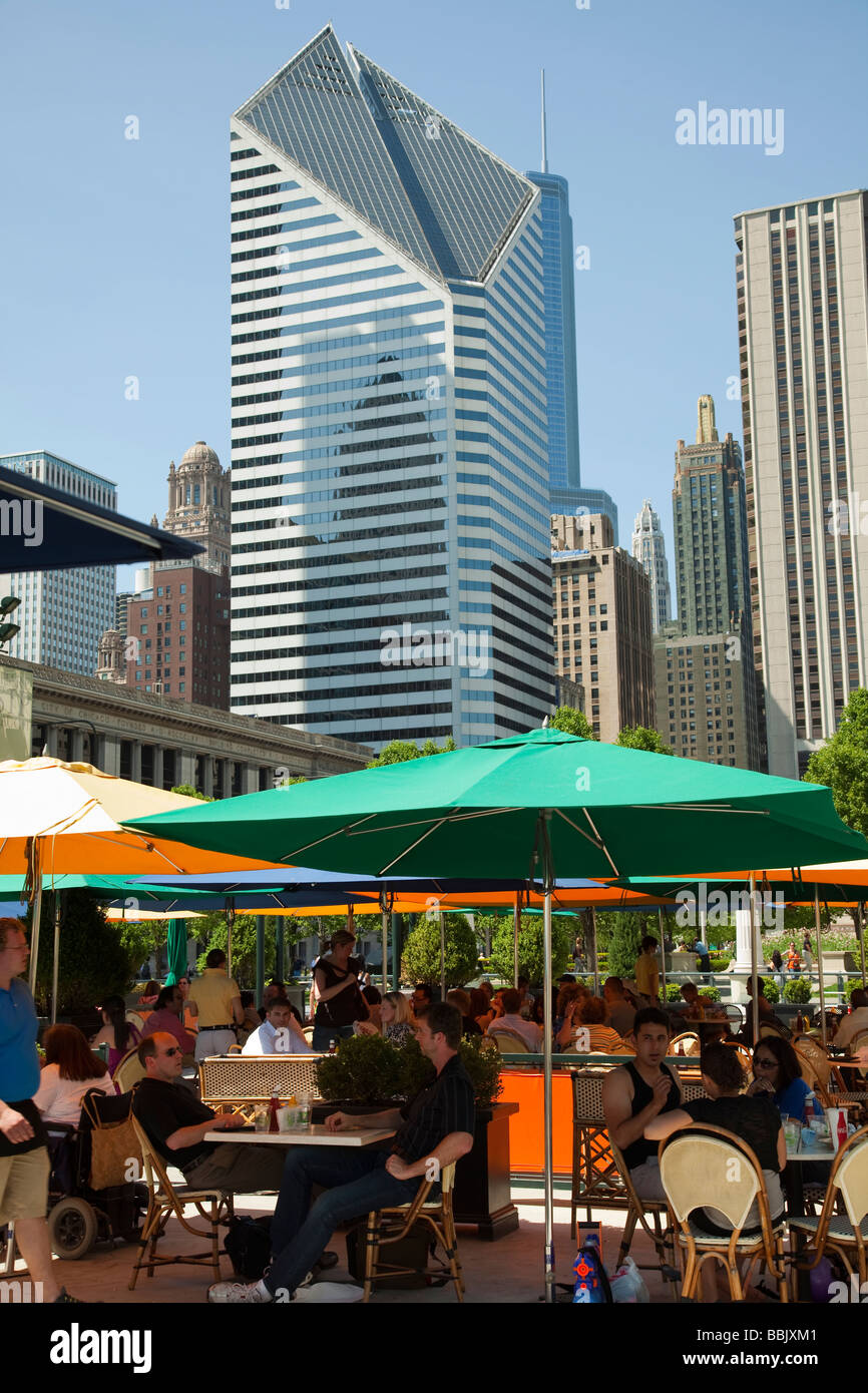 CHICAGO Illinois Menschen Essen im Freien im City Park Grill im Millennium Park Sonnenschirme über Tabellen Stockfoto