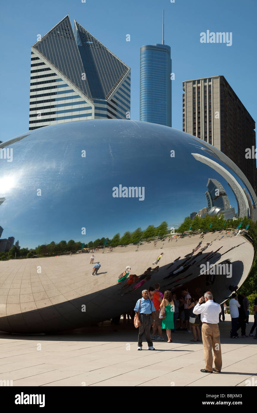 CHICAGO Illinois Reflexion der Skyline der Stadt in der Bean-Skulptur im Millennium Park Cloud Gate-Edelstahl-design Stockfoto