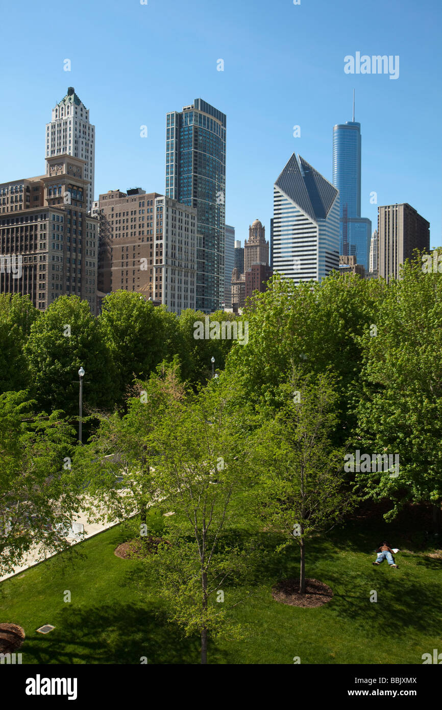 CHICAGO Illinois Lurie Garden im Millennium Park von Nichols Bridgeway Stadt Skyline open Space und Stadtraum Bäume gesehen Stockfoto