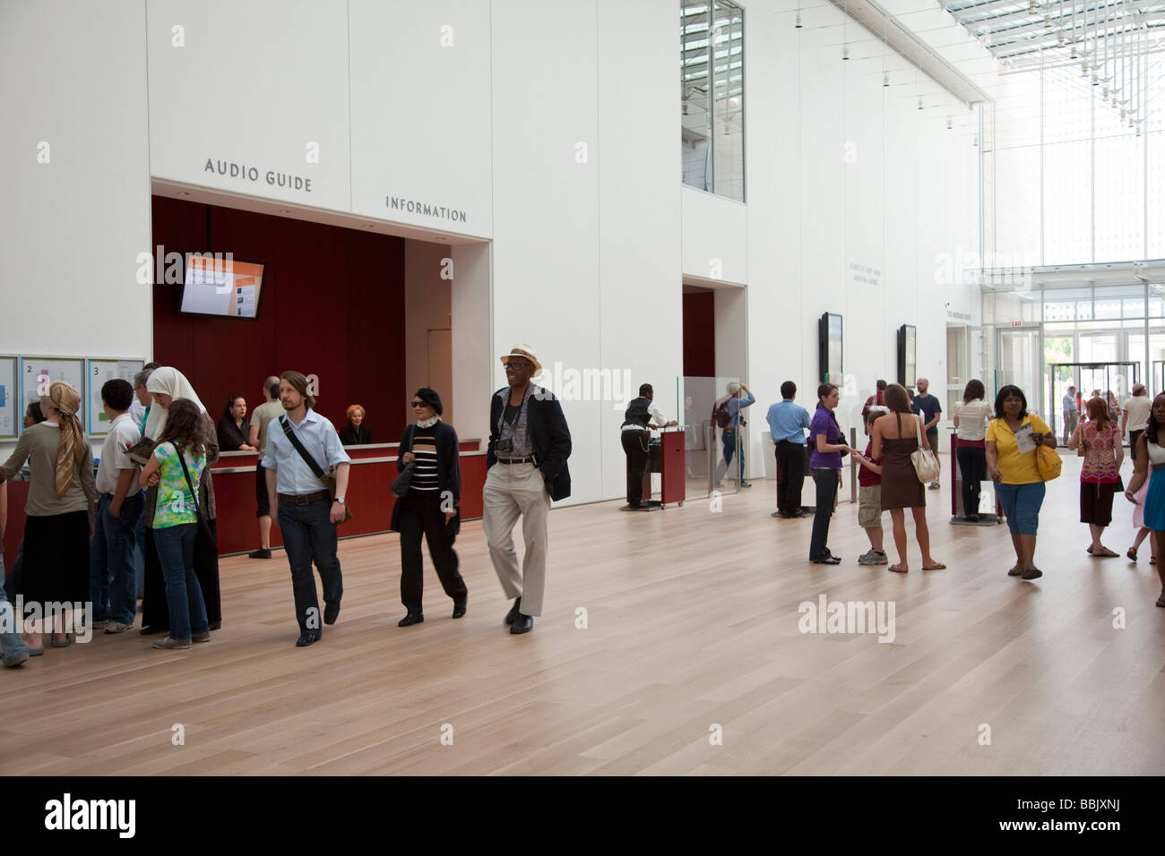 CHICAGO Illinois Besucher in Griffin Gericht Lobby des modernen Flügel neben Art Institute museum Stockfoto