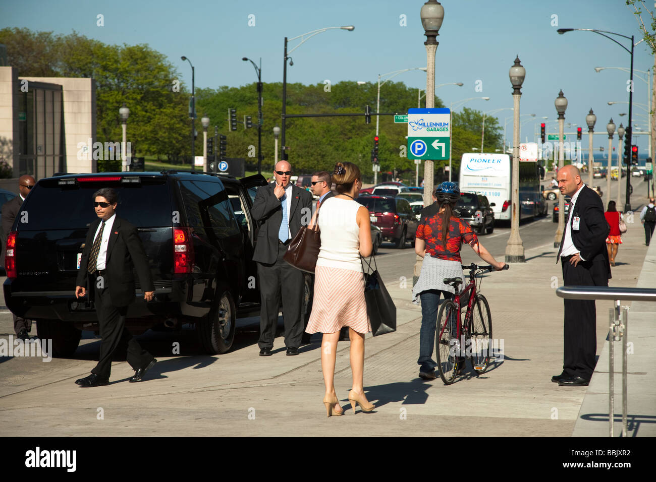 CHICAGO Illinois Security Mann stehend in der Nähe von schwarzen SUV auf Monroe Street Stockfoto