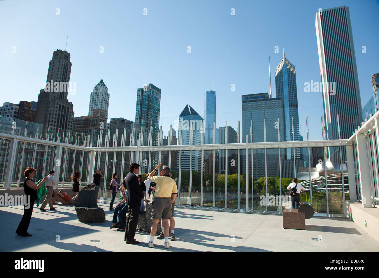 CHICAGO Illinois Besucher und Bildhauerei am Bluhm Familie Terrasse im modernen Flügel des Art Institute Skyline und Millennium Park Stockfoto