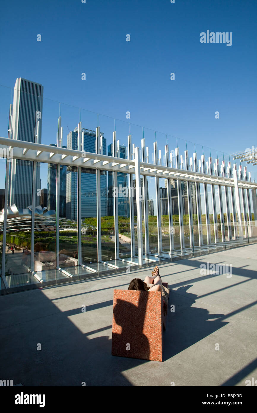 CHICAGO Illinois Besucher und Bildhauerei am Bluhm Familie Terrasse im modernen Flügel des Art Institute Skyline und Millennium Park Stockfoto