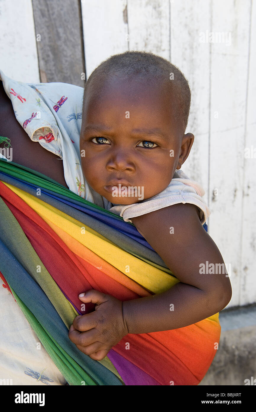 Baby im Tragetuch Quelimane Mosambik durchgeführt Stockfoto
