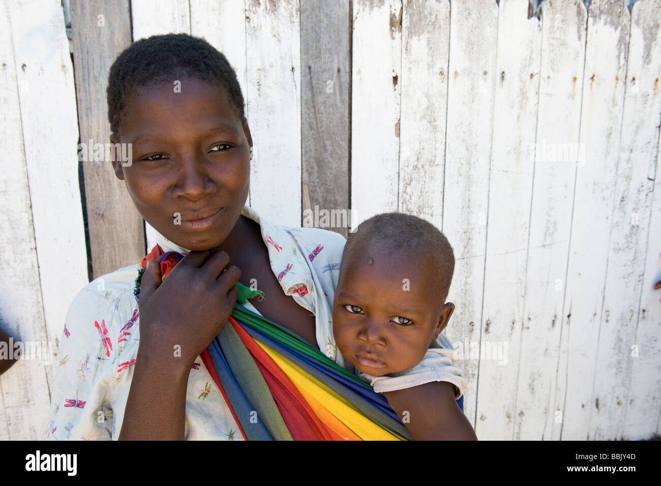 Kind trägt jüngeren Geschwister in einer Schlinge Quelimane Mosambik Stockfoto