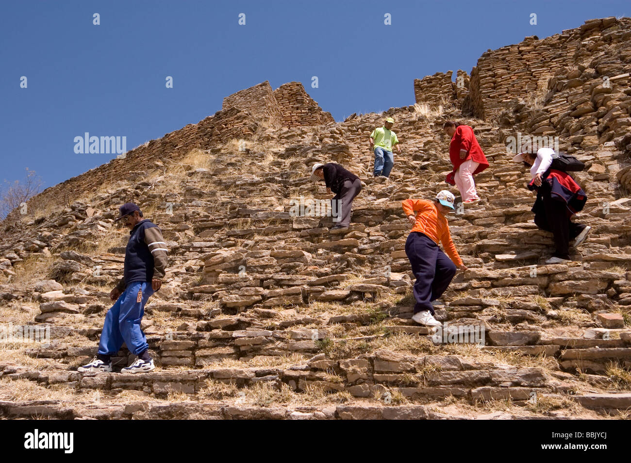 Elk187 1888 Mexiko Zacatecas La Quemada Pre Columbian Archäologie Website oberen-Zitadelle mit Besuchern Stockfoto