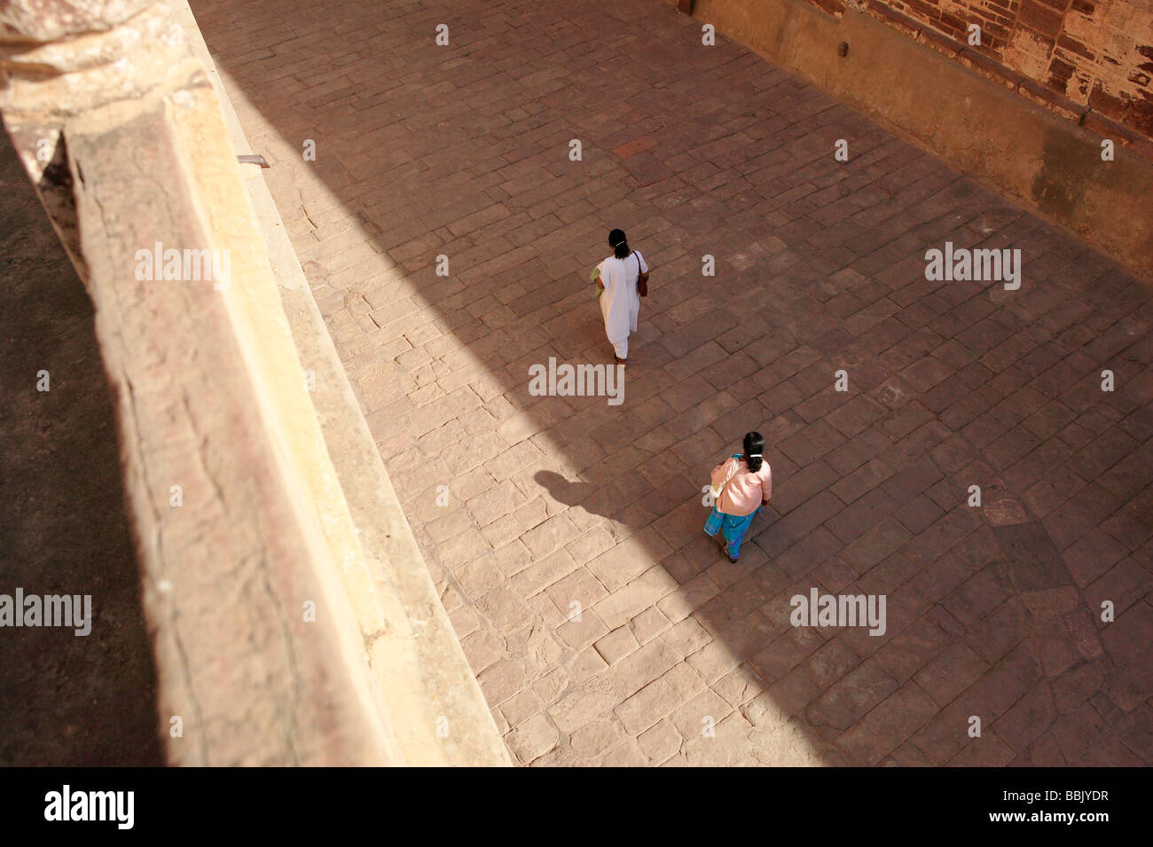 Menschen in der Ferne im Hof des Mehrangarh Fort Jodhpur Rajasthan Indien. Stockfoto