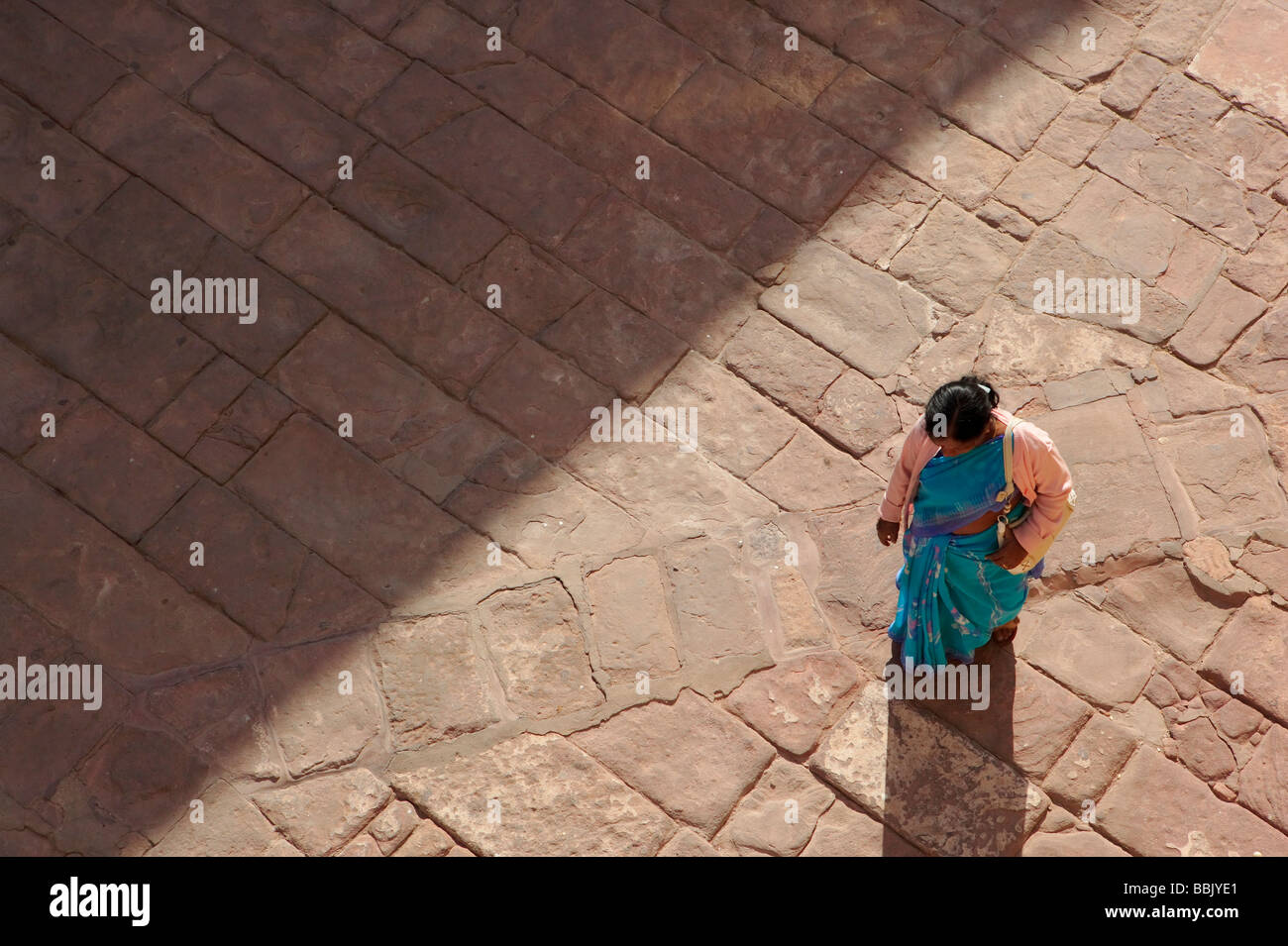 Frau im Innenhof befindet sich Mehrangarh Fort in Jodhpur-Stadt in Rajasthan State ist eine der größten Festungen in Indien Stockfoto